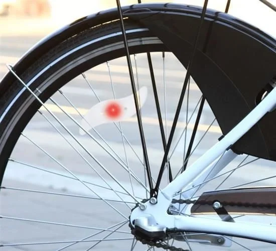 LAMPKA ROWEROWA LED NA SZPRYCHY ROWERU KOŁO KOŁA NAKŁADKA ŚWIĘCĄCA ROWER