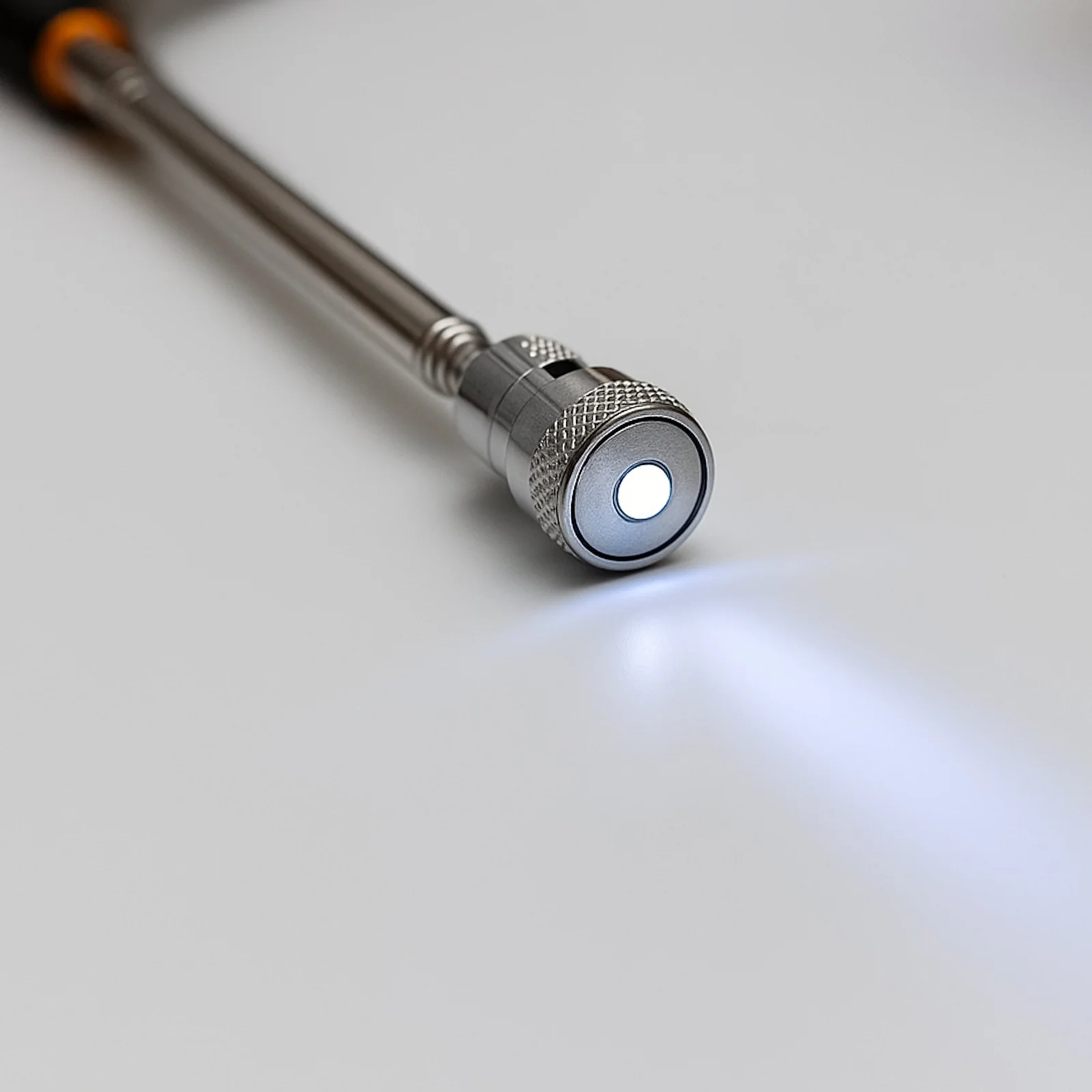 CHWYTAK TELESKOPOWY MAGNES Z LATARKĄ LED