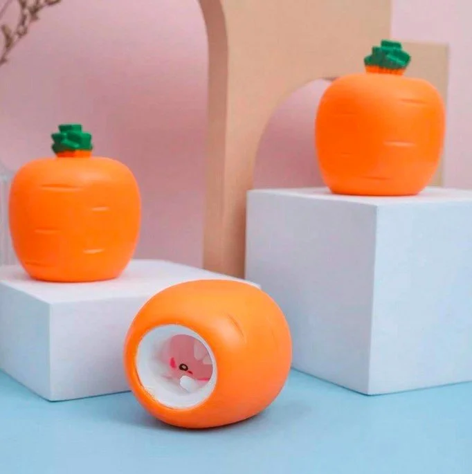GNIOTEK ANTYSTRESOWY SQUISHY KRÓLIK ZAJĄC W MARCHEWCE ŚMIESZNY WIELKANOC
