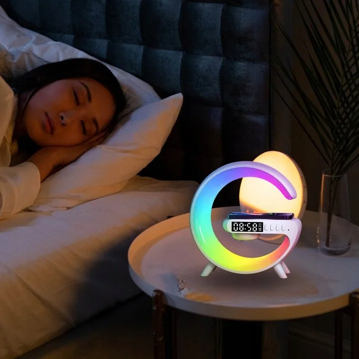 GŁOŚNIK LAMPKA NOCNA LED GAMINGOWA RGB ŁADOWARKA INDUKCYJNA ZEGAR RADIO